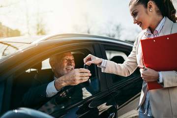 Everything You Should Know Before You Rent a Car in the UAE